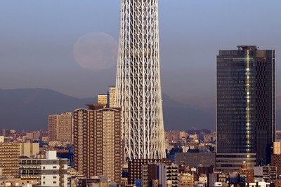 東京スカイツリーと満月