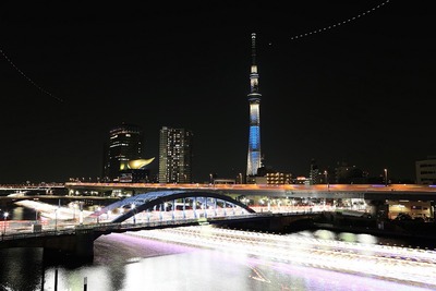 東京スカイツリーと屋形船を比較明合成