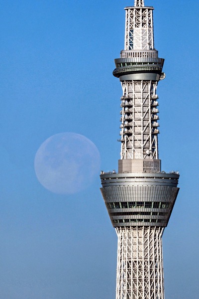 月と東京スカイツリー