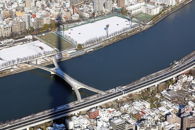 雪化粧した桜橋