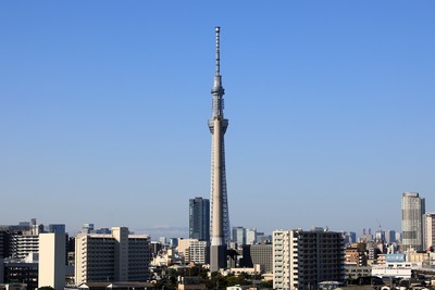 首都高C2から見た東京スカイツリーと墨田清掃工場
