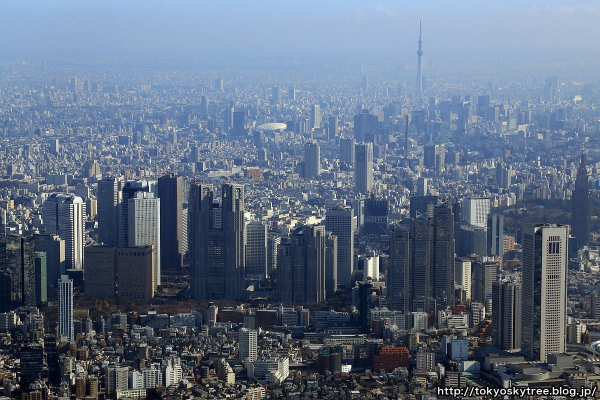 新宿の超高層ビル群と東京スカイツリーの空撮 15年1月25日 東京スカイツリー定点観測所