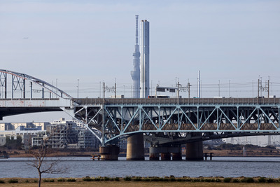 東京スカイツリーと東部スラッジプラントの煙突