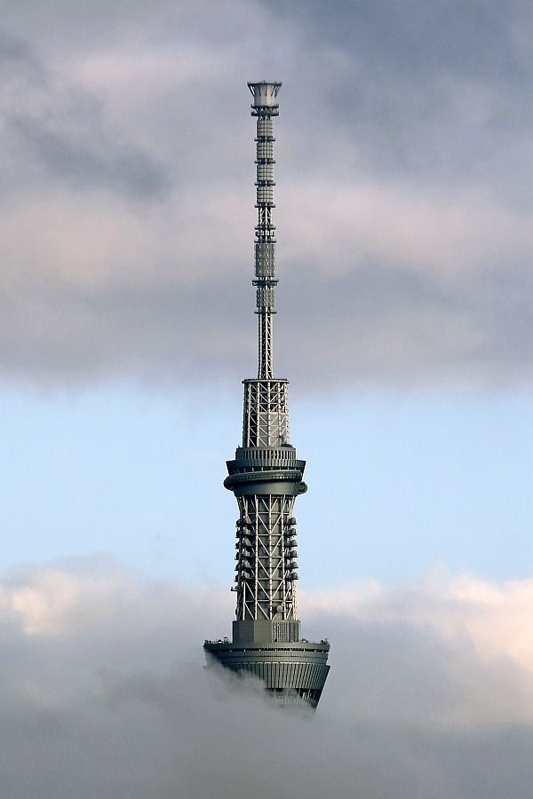 雲の上から顔を出す東京スカイツリー 13年8月27日 東京スカイツリー定点観測所