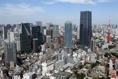 六本木ヒルズから見た東京スカイツリーと東京タワー
