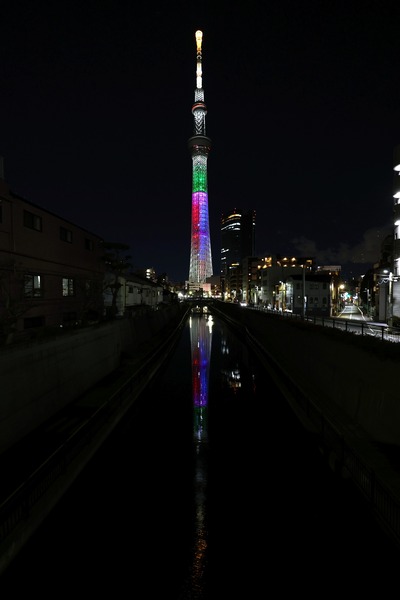 ドラマ『美大の駅伝』よりポールの作品「祈り」の特別ライティング