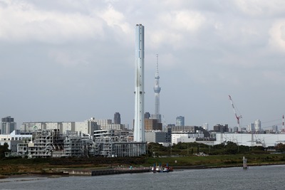 荒川河口橋から見た東京スカイツリー
