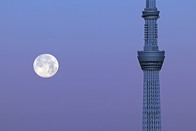東京スカイツリーと満月