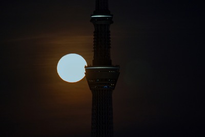 月と東京スカイツリー