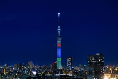 パラリンピックカラーの東京スカイツリー