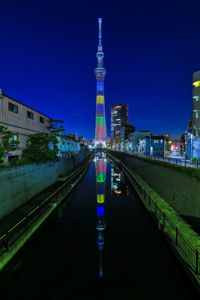 オリンピックカラーの逆さ東京スカイツリー