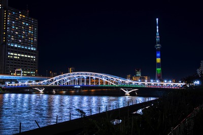 オリンピックカラーの東京スカイツリーと白髭橋