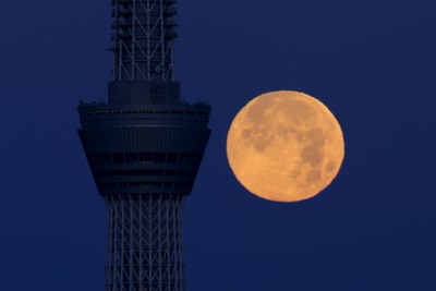 満月と東京スカイツリー