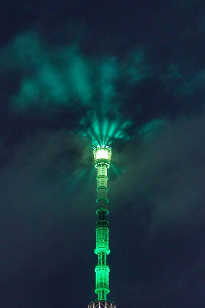 シャンパンツリーと後光