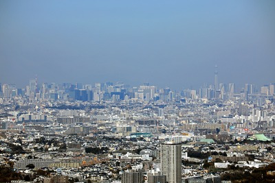 横浜ランドマークタワーから見た東京タワーと東京スカイツリー