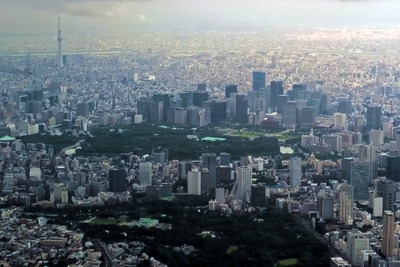 東京の超高層ビル群と東京スカイツリーの空撮