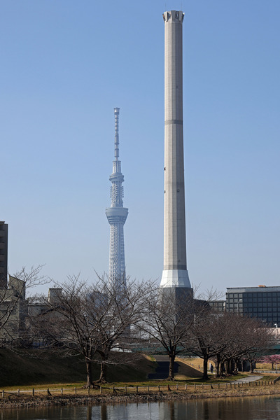 東京スカイツリーと墨田清掃工場の煙突