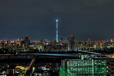 パラリンピックカラーの東京スカイツリー