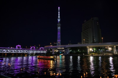 隅田川とうろう流しと推しカラーライティングの東京スカイツリー