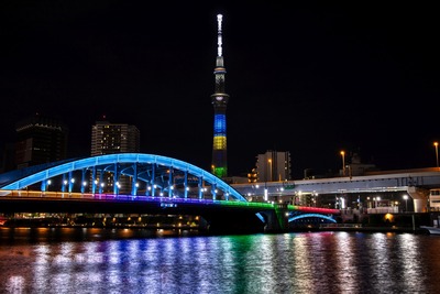 オリンピックカラーの東京スカイツリーと駒形橋