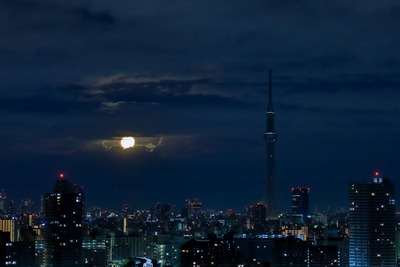 月と東京スカイツリー