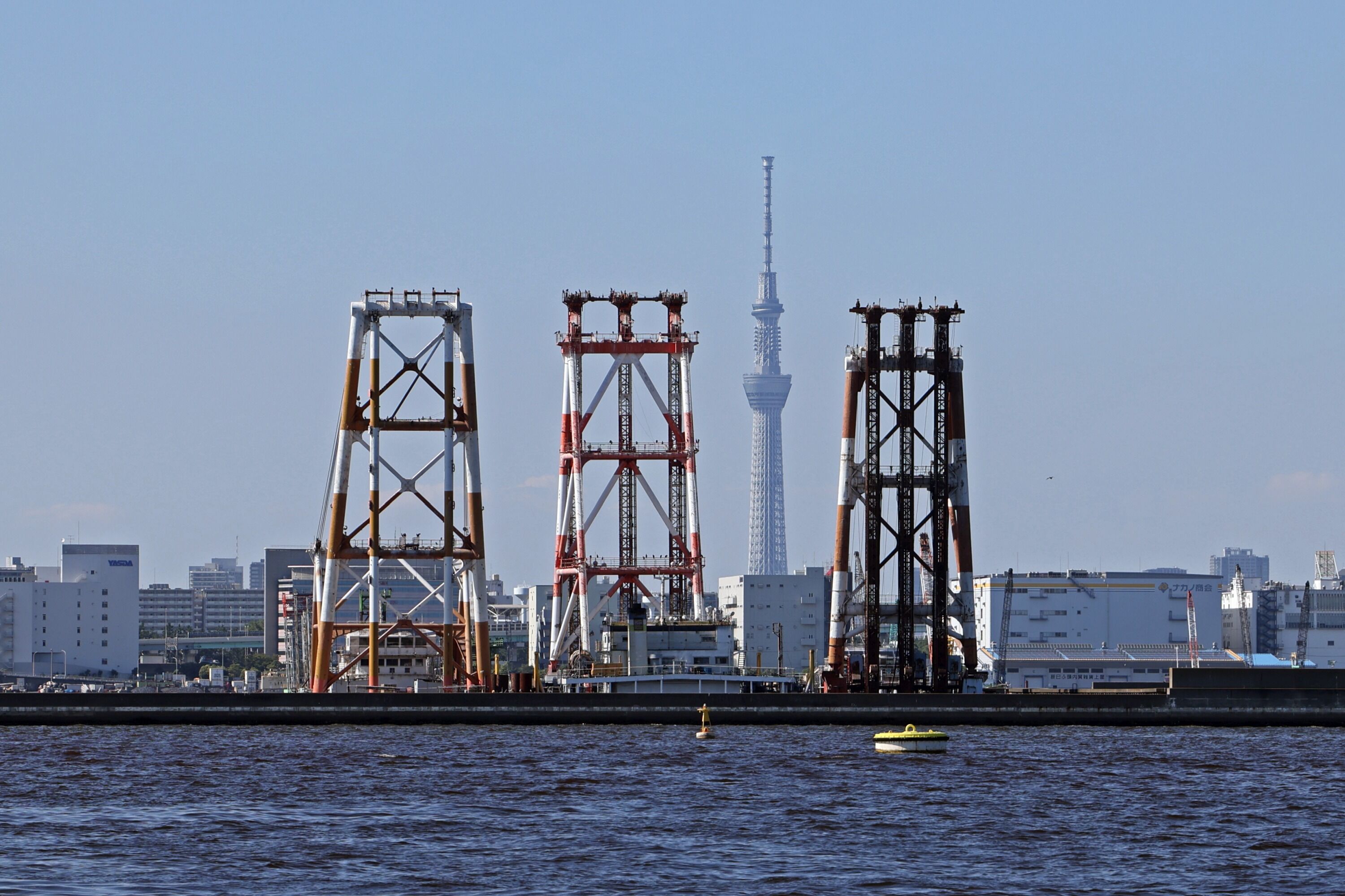 起重機船 と東京スカイツリー 21年7月17日 東京スカイツリー定点観測所