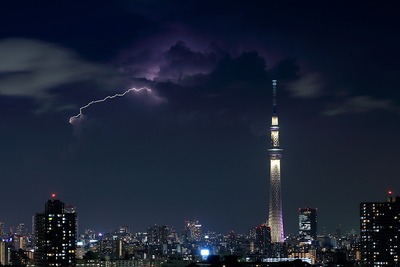 東京スカイツリーと稲妻