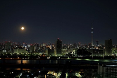 月と東京スカイツリー