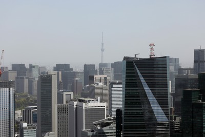 六本木ヒルズの展望室から見た東京スカイツリー