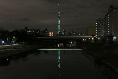 ふれあい橋から見た東京スカイツリー「光の3原色」