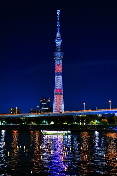 隅田川とうろう流しと東京スカイツリー夜景