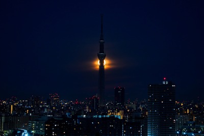 月と東京スカイツリー