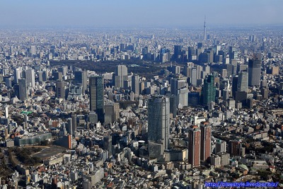 超高層ビル群と東京スカイツリーの空撮