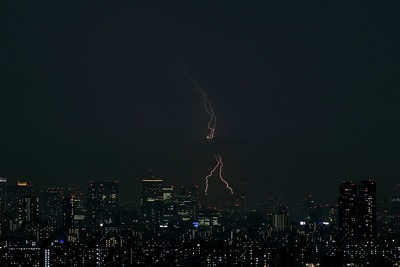 東京超高層ビル群と雷