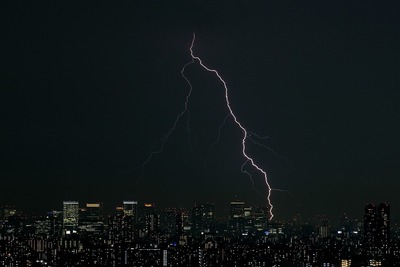 東京超高層ビル群と稲妻