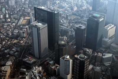 新宿の超高層ビル群の空撮