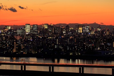 東京駅周辺の超高層ビル群と夕景