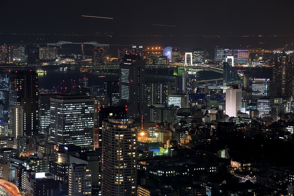 星条旗カラーにライトアップした東京タワーなど六本木ヒルズからの夜景 超高層マンション 超高層ビル