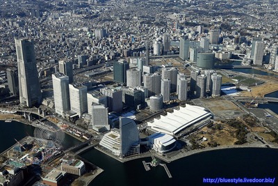みなとみらいの超高層ビル群の空撮
