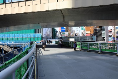 渋谷東口歩道橋の掛け替え工事
