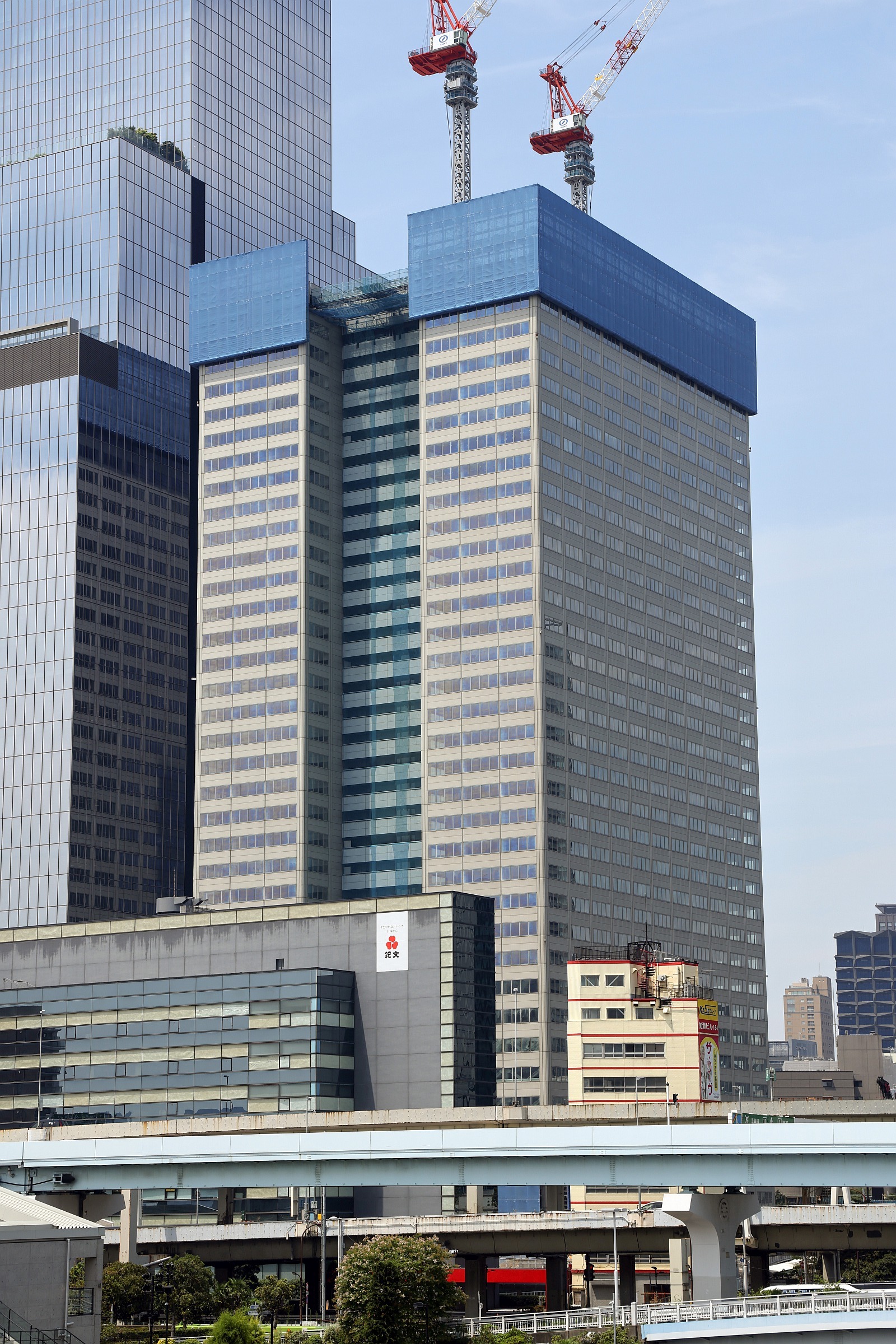 高さ約166m「東芝ビルディング」の解体状況！跡地には高層部に賃貸住宅