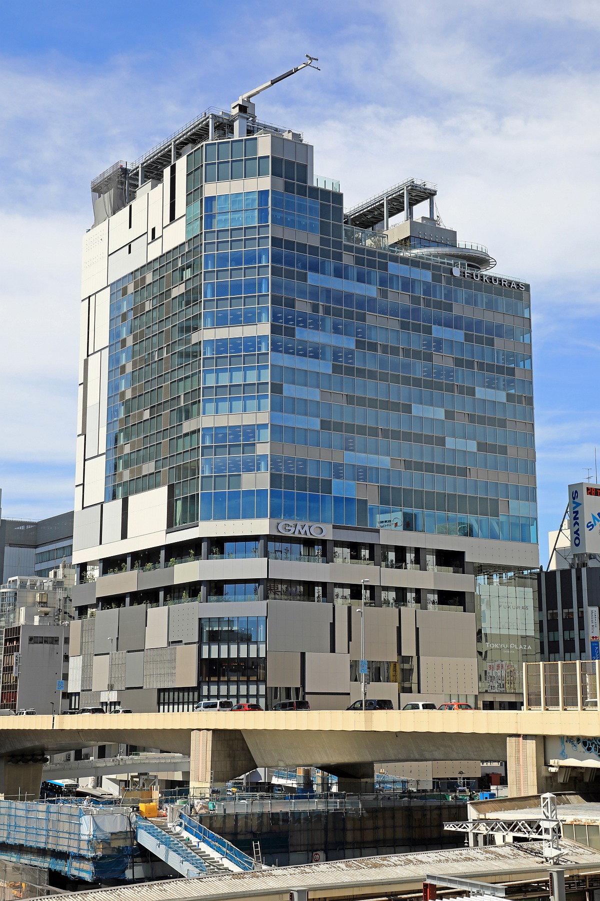 夜のライトアップが格好いい！東急プラザ渋谷が入る高さ約103m