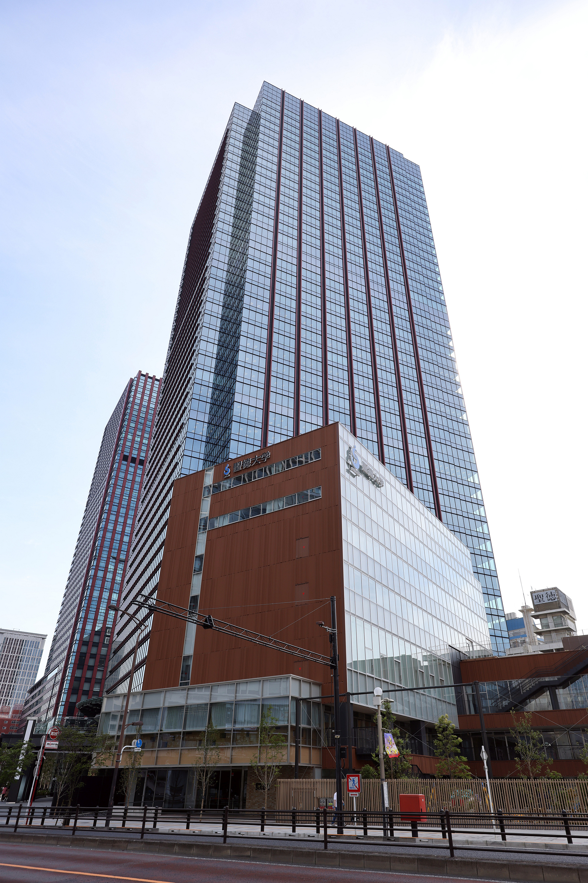 竣工した地上42階、高さ215m「住友不動産東京三田ガーデンタワー」の