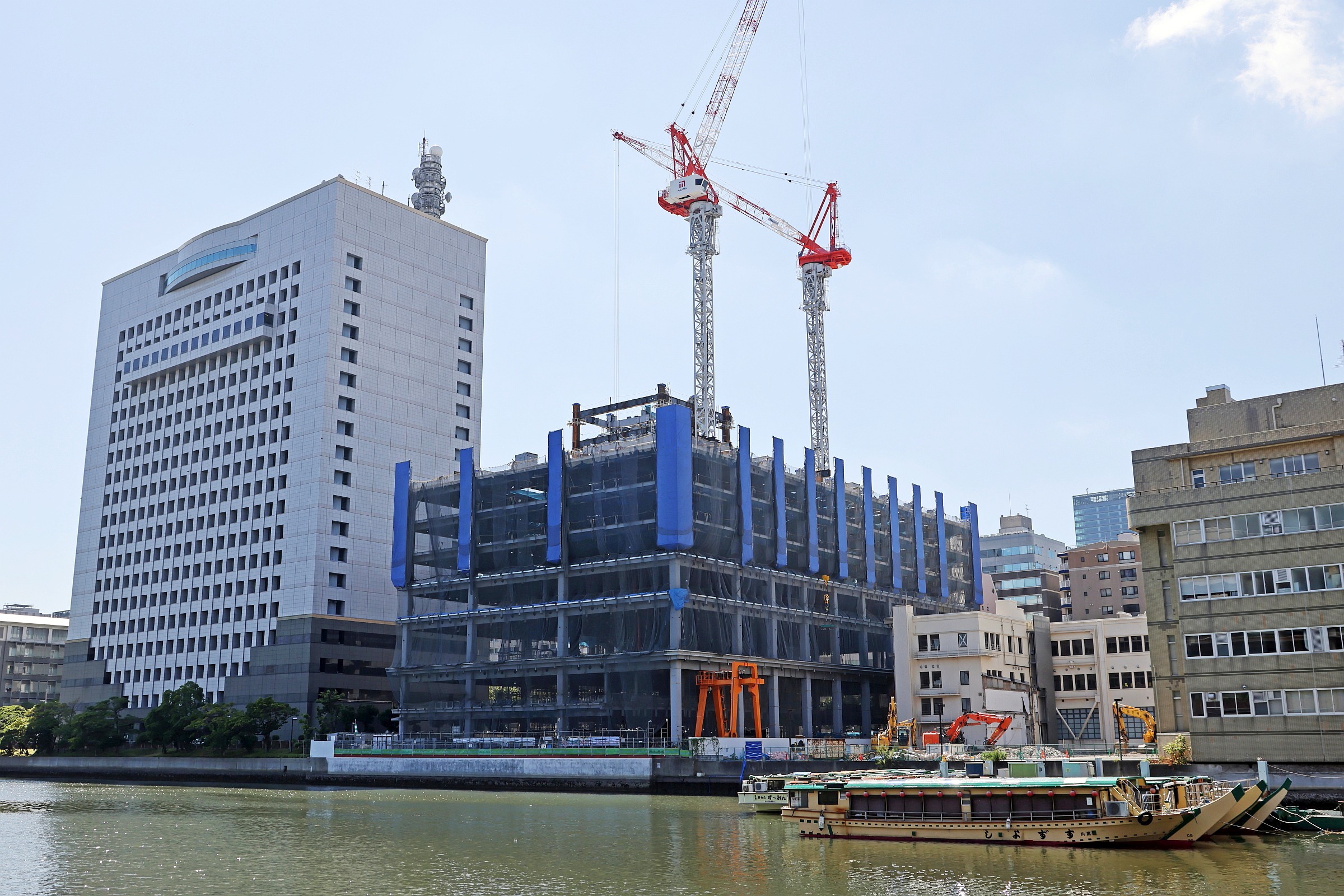 高さ約100mオフィス「(仮称)横浜市中区海岸通計画」の建設状況