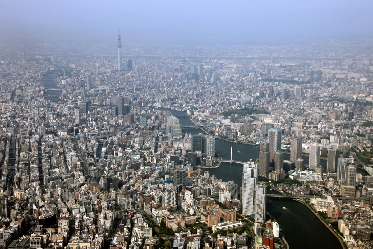 隅田川と東京スカイツリーの空撮と東雲上空から見たスカイツリー方面 超高層マンション 超高層ビル
