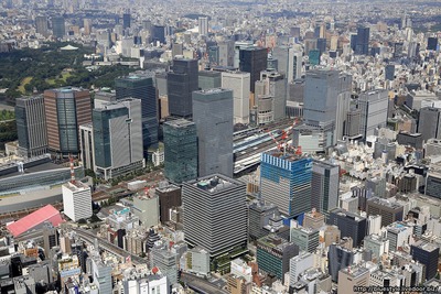東京駅周辺の超高層ビル群の空撮