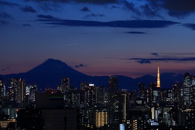 トワイライトタイムの富士山と東京タワー