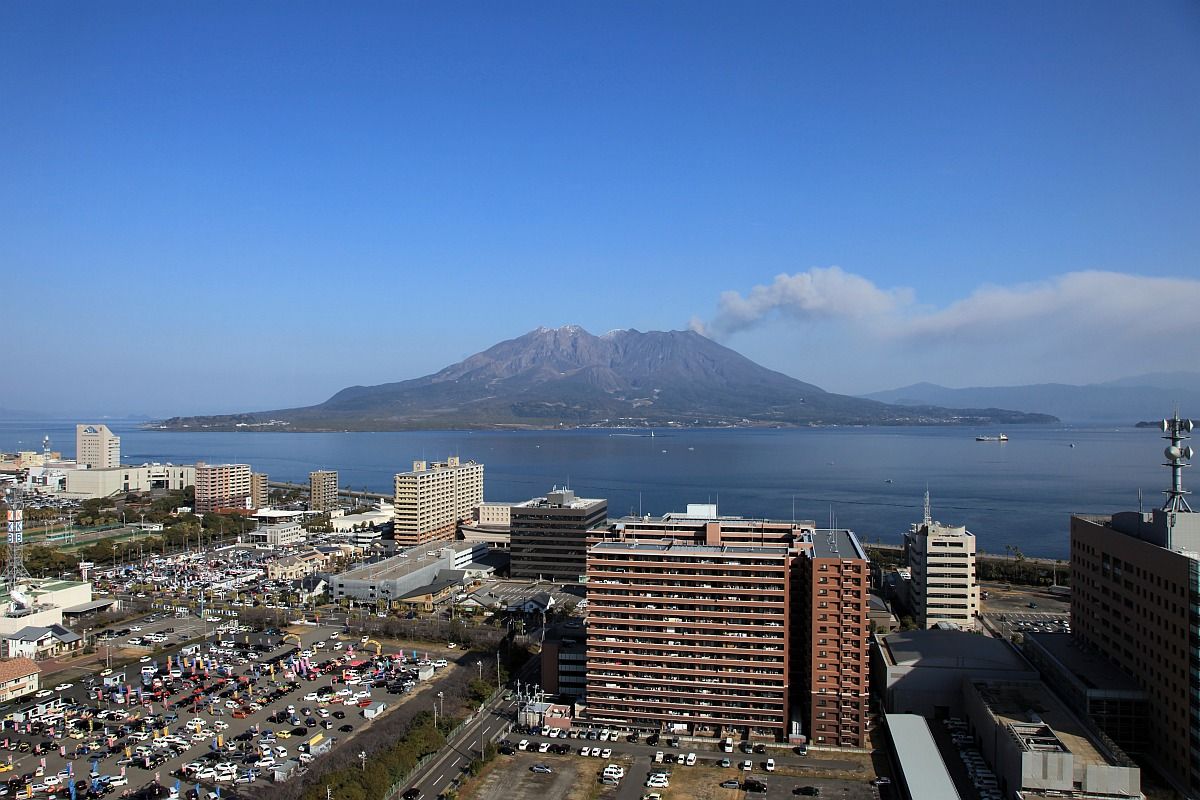 「鹿児島県庁舎」の18階から望む桜島 : 超高層マンション・超 ...