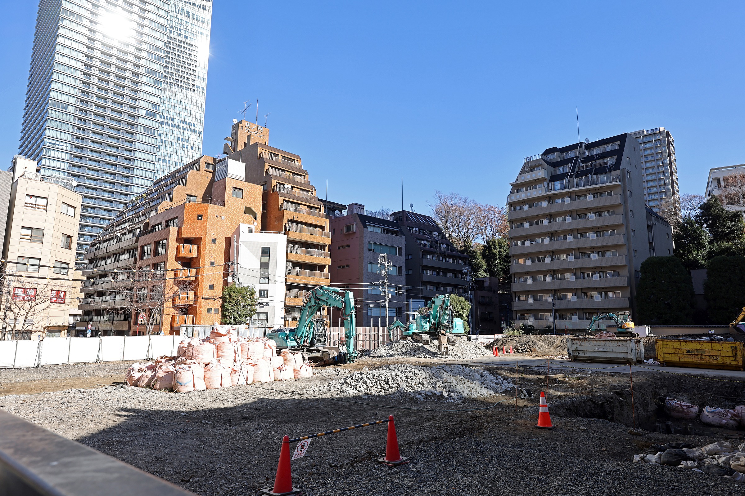 愛宕山西側「(仮称)虎ノ門3丁目計画」の既存建物解体状況！野村