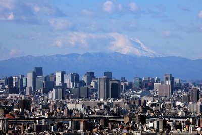 アイリンクタウン市川から見た丸の内・大手町の超高層ビル群と富士山